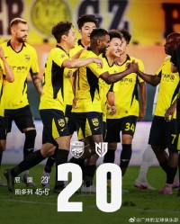 kaiyun-足球报：广州豹首轮上座人数9200多人创纪录 杨浩眉角缝了35针